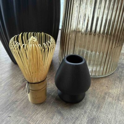 Stojánek na bambusovou metličku